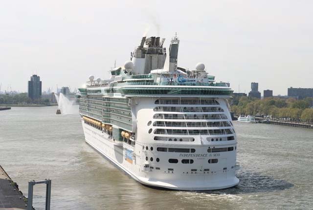 Cruiseschip ms Independence of the Seas van Royal Caribbean Cruises Ltd. aan de Cruise Terminal Rotterdam